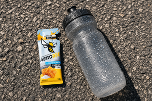 Gels bei Hitze mit Energie Gels, Trinkflasche und Sonnenbrille für Rennen im Hochsommer
