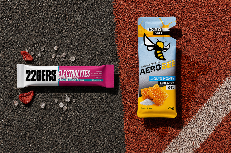 Energy Chews und Energie Gel nebeneinander als Vergleich für Laufen und Radsport