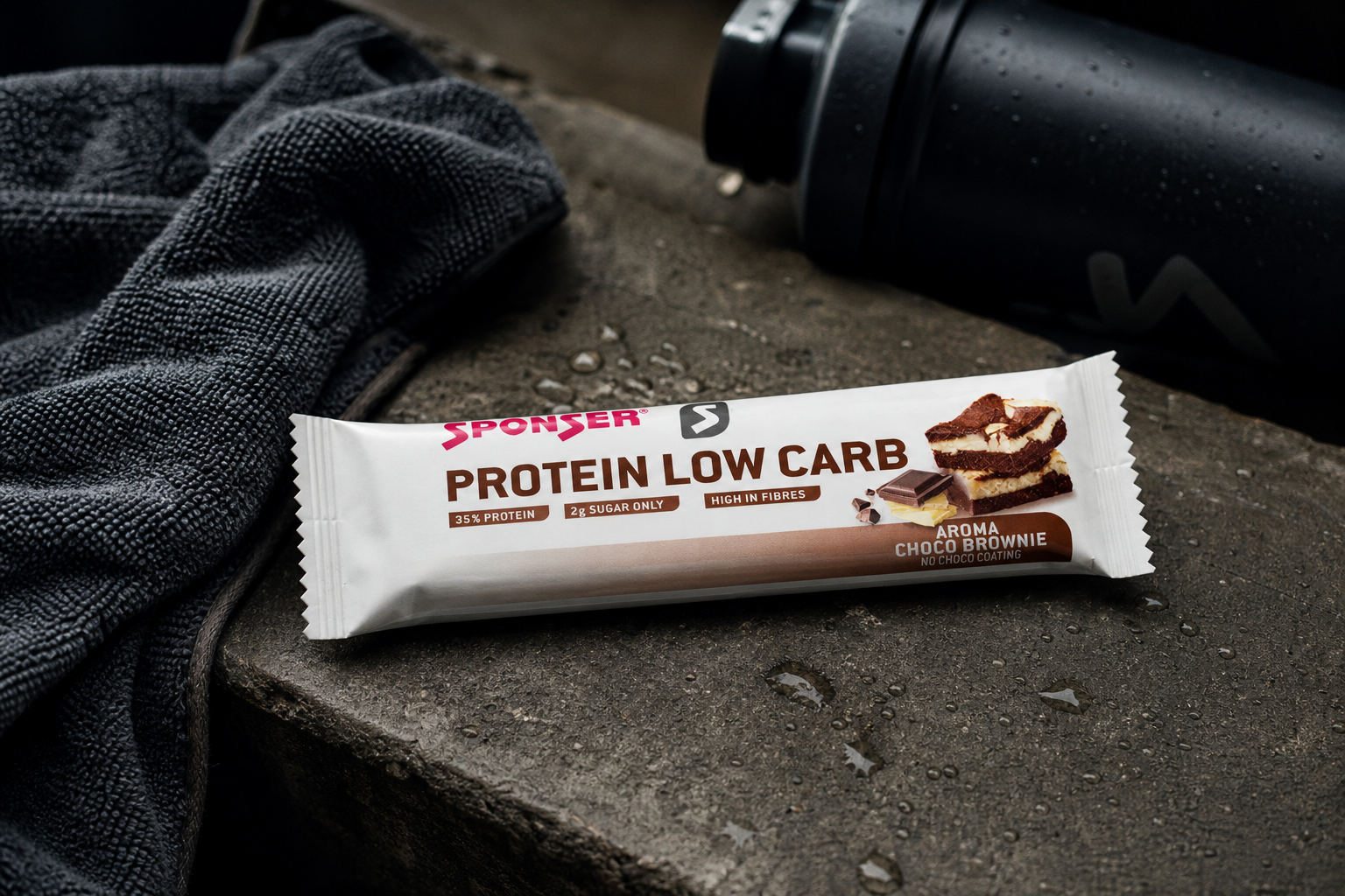 Protein Bar nach dem Training mit Sportuhr und Recovery-Setup auf hellem Untergrund