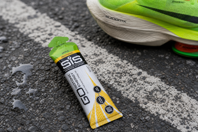 Marathon-Verpflegung mit Energie Gel, Laufschuhen und Sportuhr als Race-Day-Setup